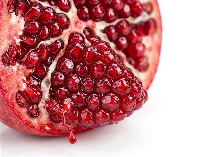 Chicchi freschi di melograno rosso che aromatizzano lo stick di gelatina Hinuki